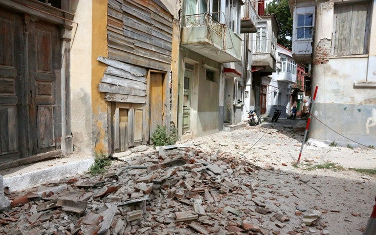 Οι ζημιές από τον σεισμό στο Πλωμάρι (εικόνες)